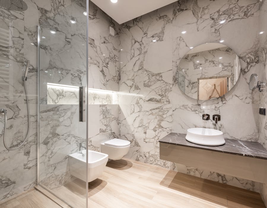 Sanitari, box doccia in vetro e mobile bagno in un bagno ristrutturato